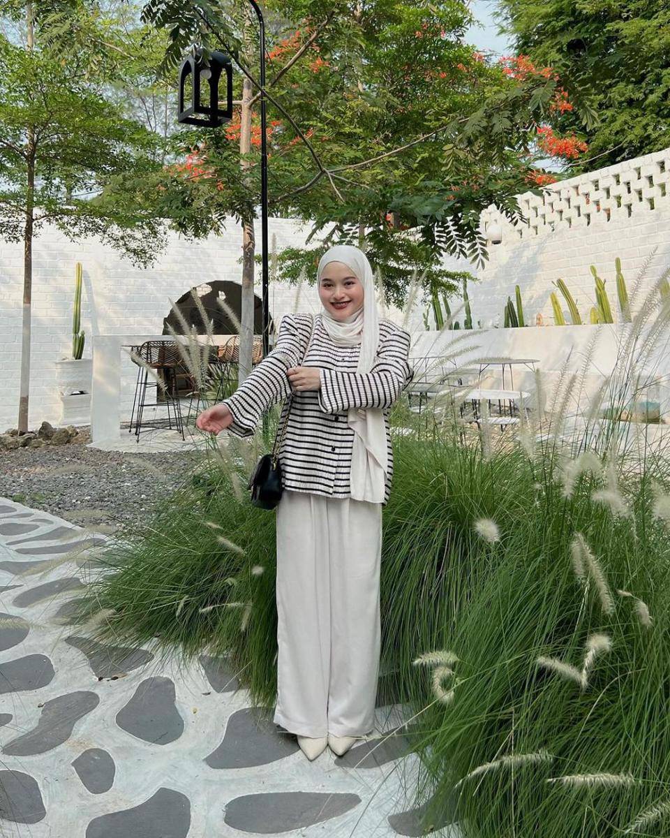 mix and match long pants ala Chichi Annisa (instagram.com/chichiiannisa)