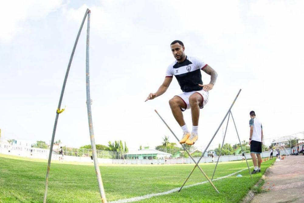 Aksi Victor Luiz dalam sesi latihan PSM Makassar di Stadion Kalegowa Pallangga pada Rabu 10 Juli 2024. (Instagram.com/psm_makassar)