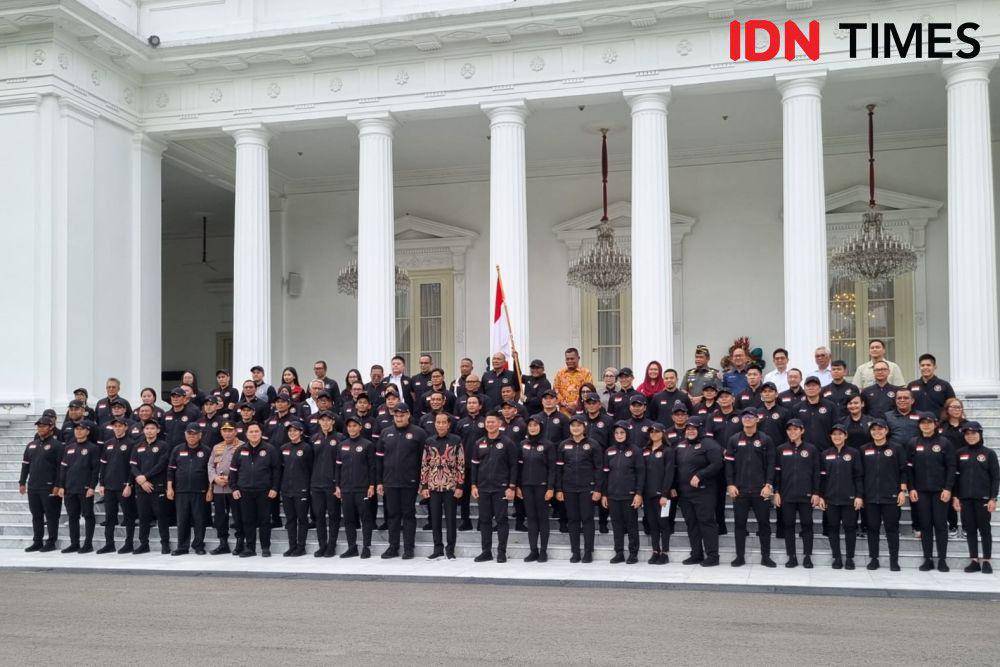 Presiden Jokowi melepas atlet yang akan berlaga di Olimpiade ke-33 Paris, pada Rabu (10/7/2024). (IDN Times/Ilman Nafi'an)