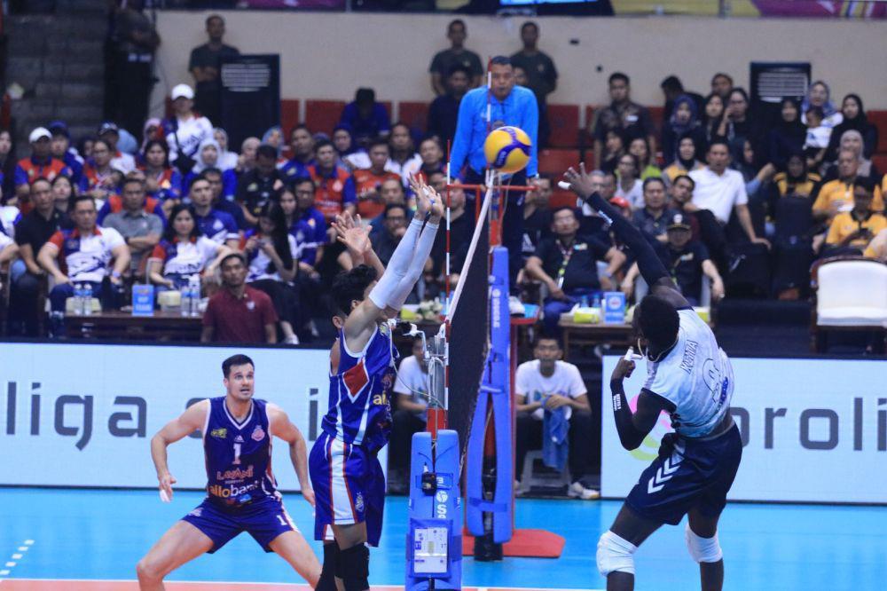 Pertandingan voli putra antara Jakarta Lavani Electric Allobank melawan Jakarta Bhayangkara Presisi di laga final four seri kedua Proliga 2024 di GOR Jatidiri Semarang, Jumat (12/7/2024). (dok. Proliga 2024)