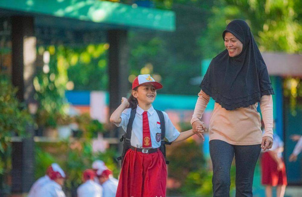 ilustrasi anak SD berangkat sekolah (instagram.com/guru_esdeh)