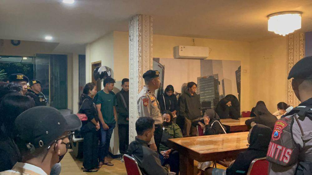 Muda-mudi yang terjaring razia Polresta Malang Kota. (Dok. Humas Polresta Malang Kota)