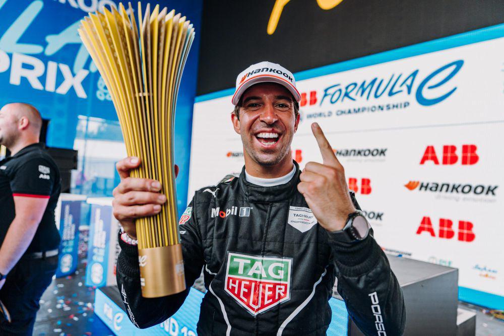 Antonio Felix da Costa memegang trofi kemenangan balapan ke-1 E-Prix Portland 2024. (twitter.com/TAG Heuer Porsche FE Team)