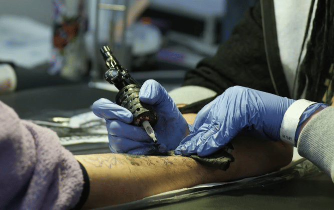 tato simpel di tangan cowok