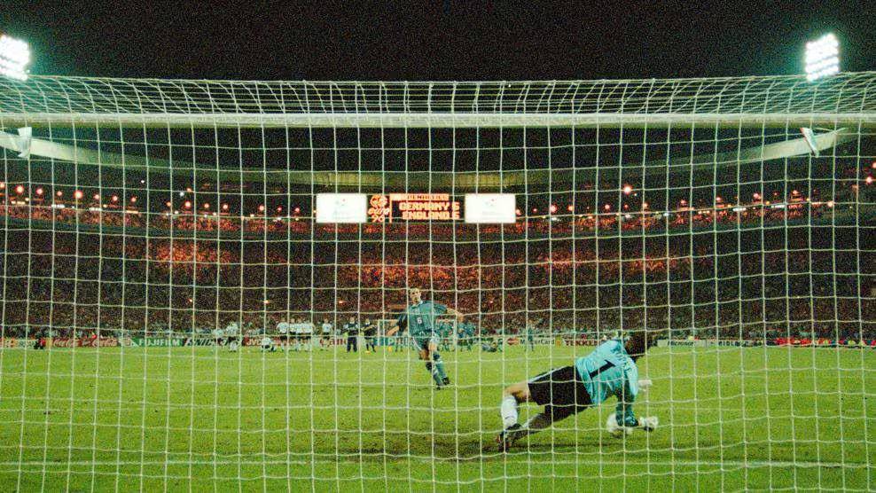 Gareth Southgate gagal melakukan tendangan penalti ke gawang Jerman pada semifinal Euro 1996. (uefa.com)