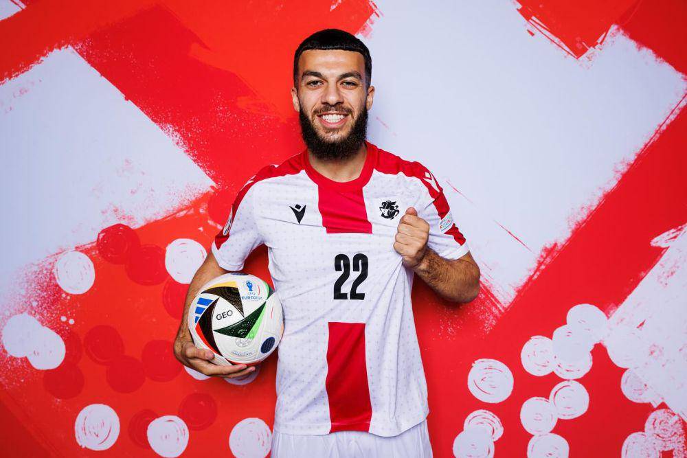 Georges Mikautadze saat membela Timnas Georgia. (instagram.com/georgesmkd)