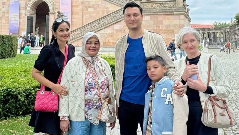 7 Potret Titi Kamal Bertemu Mama dan Mama Mertua di Berlin, Happy!