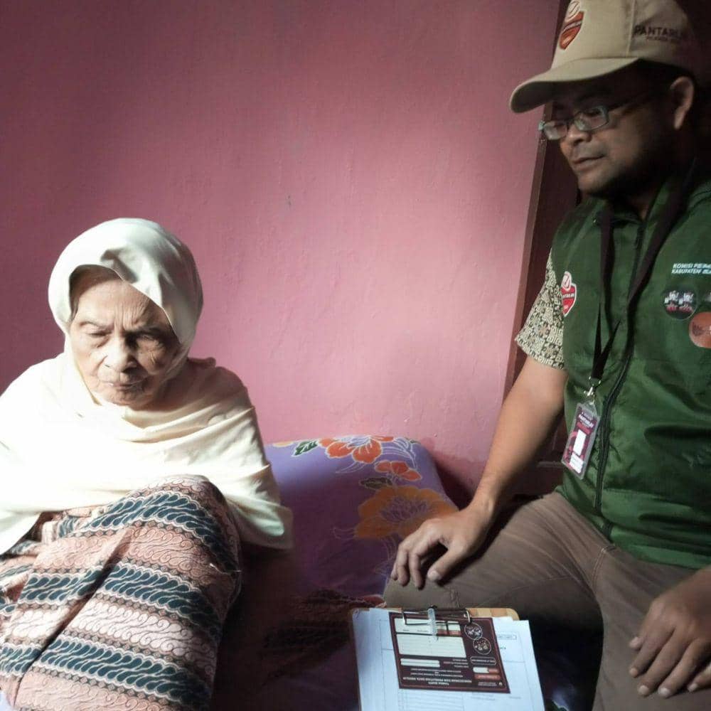 Nenek Omot, Pemilih Tertua di Pilkada KBB Berusia 106 Tahun