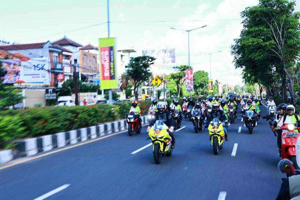 Dua pembalap Pertamina Enduro VR46 Racing Team Fabio Di Giannantonio dan Marco Bezzecchi Parade Bareng Komunitas Klub Motor Bali. (Dok. Pertamina)