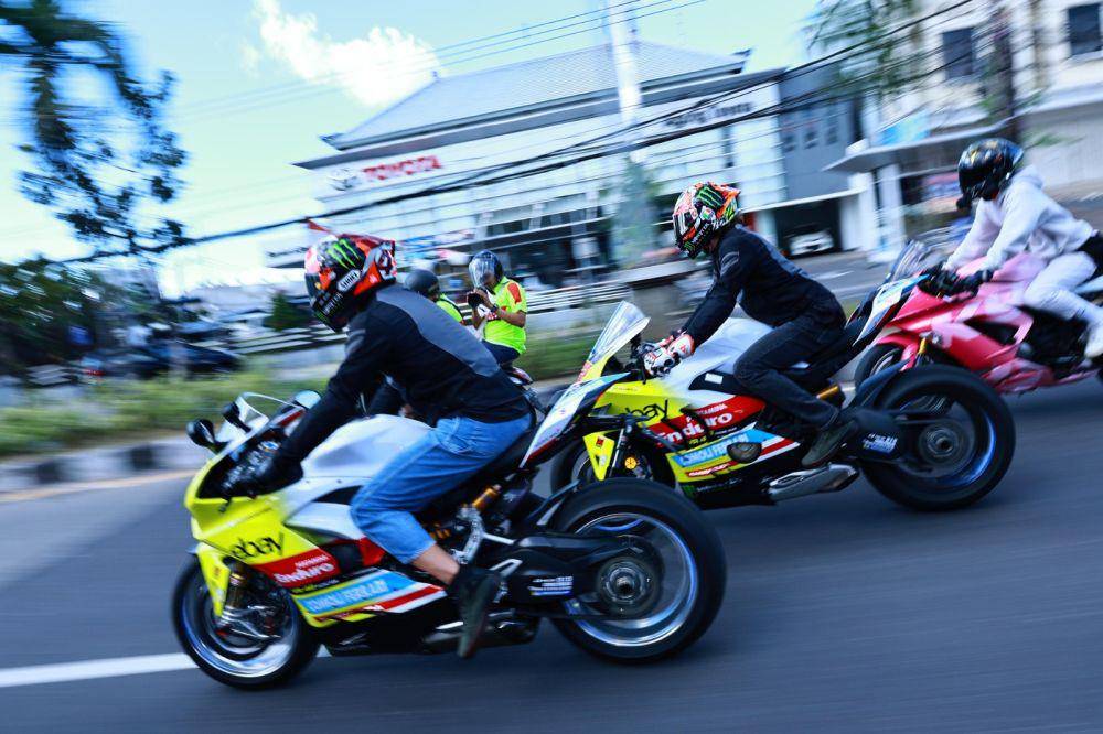 Dua pembalap Pertamina Enduro VR46 Racing Team Fabio Di Giannantonio dan Marco Bezzecchi Parade Bareng Komunitas Klub Motor Bali. (Dok. Pertamina)