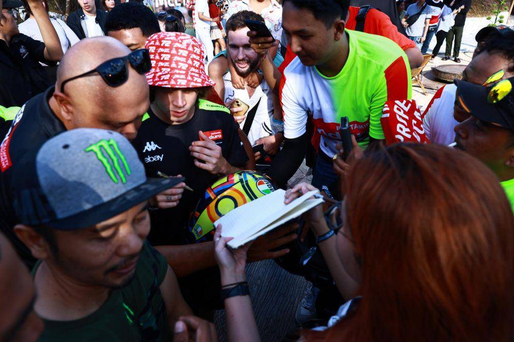 Dua pembalap Pertamina Enduro VR46 Racing Team Fabio Di Giannantonio dan Marco Bezzecchi Parade Bareng Komunitas Klub Motor Bali. (Dok. Pertamina)