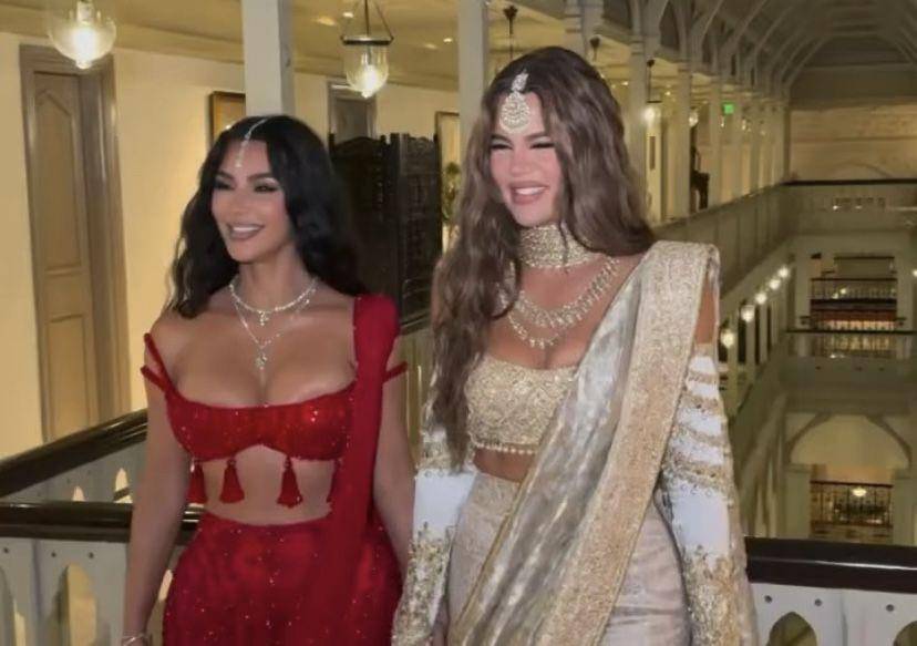 8 Potret Kim dan Khloe Kardashian Hadiri Pernikahan Crazy Rich India