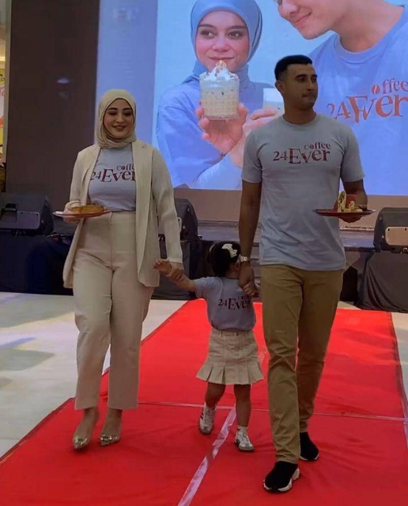 potret artis hadiri coffee shop baru Lesti Kejora dan Rizky Billar (Instagram.com/leslar_entertainment)