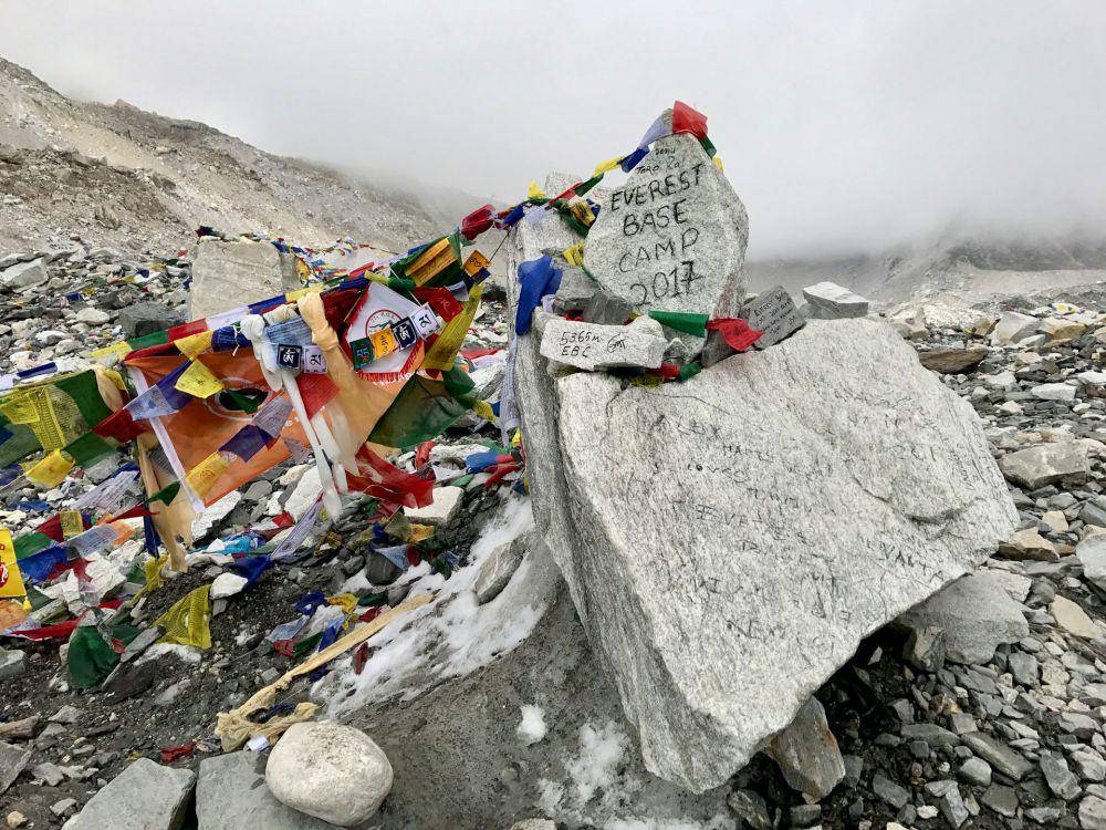 Gunung Everest (unsplash.com/Mari Partyka)