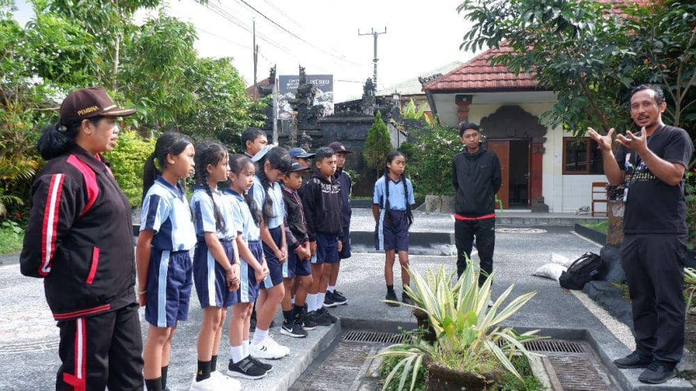 Siswa sedang mengunjungi sumur serapan di Tabanan (Dok.IDNTimes/Istimewa)