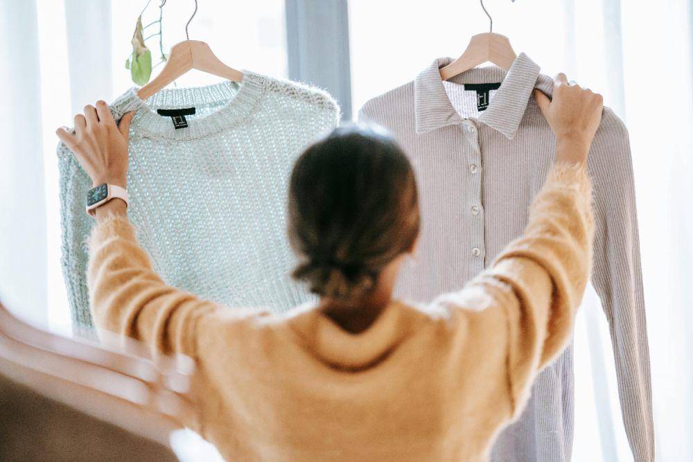 Ilustrasi wanita memilih baju (pexels.com/Liza Summer)