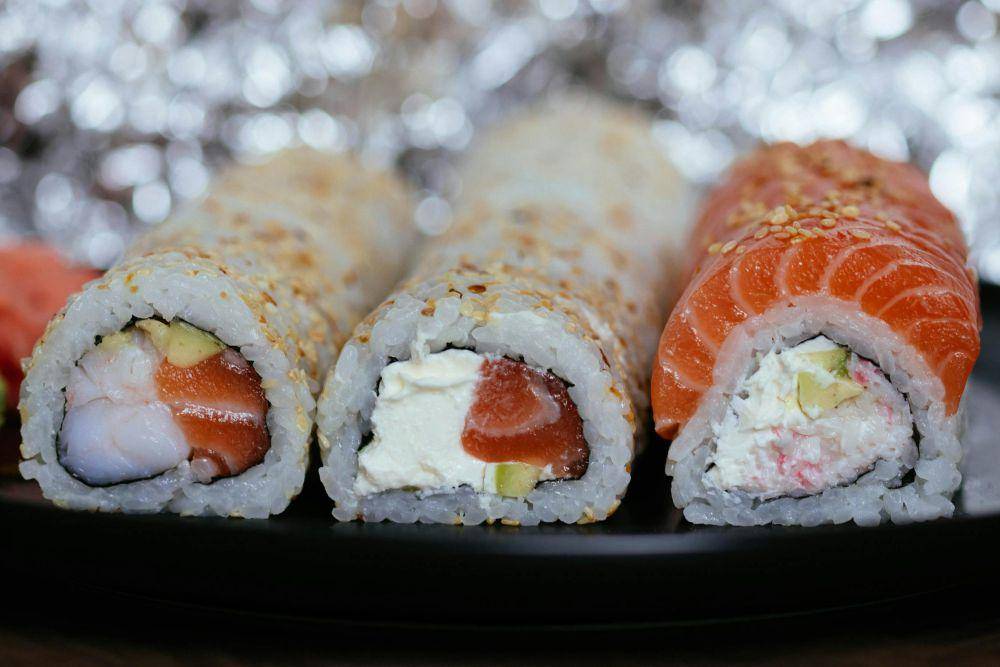 ilustrasi sushi rolls (pexels.com/Valeria Boltneva)