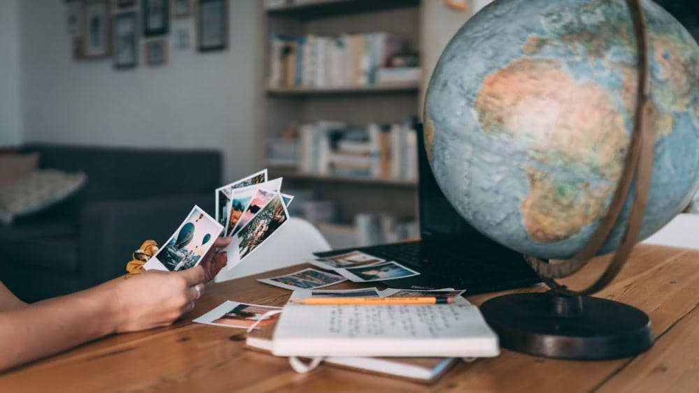 ilustrasi melihat foto (pexels.com/Taryn Elliott)