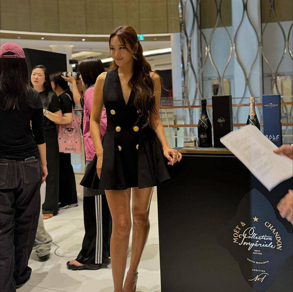 potret Claudia Kim di Opening Pop-up Store Moet and Chandon (instagram.com/claudiashkim)