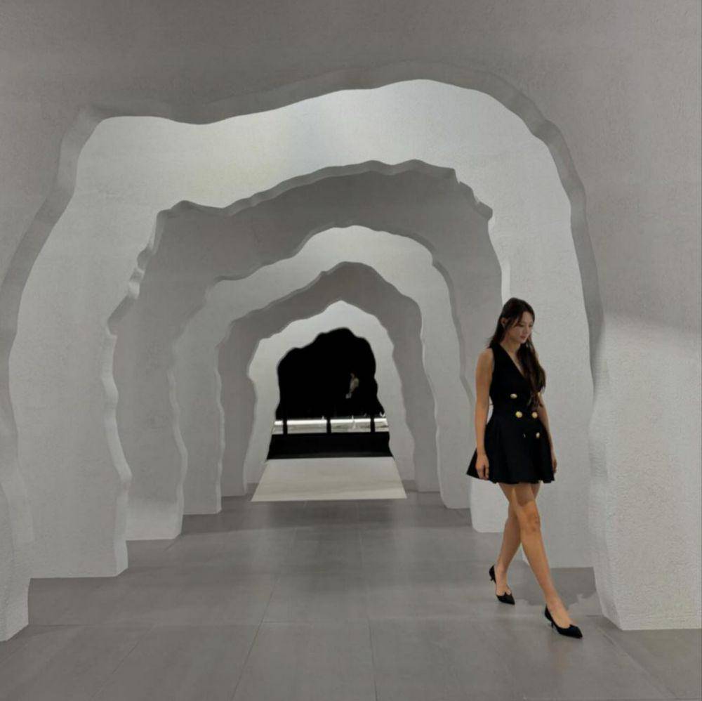 potret Claudia Kim di Opening Pop-up Store Moet and Chandon (instagram.com/claudiashkim)