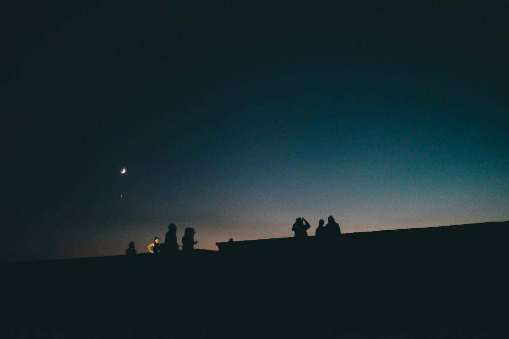 ilustrasi mengamati langit pada malam hari (unsplash.com/@processingly)