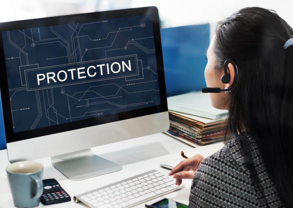 Ilustrasi wanita mengaktifkan perlindungan data cyber (freepik.com/rawpixel.com)