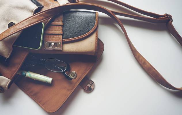 ilustrasi isi tas (pexels.com/Pixabay)
