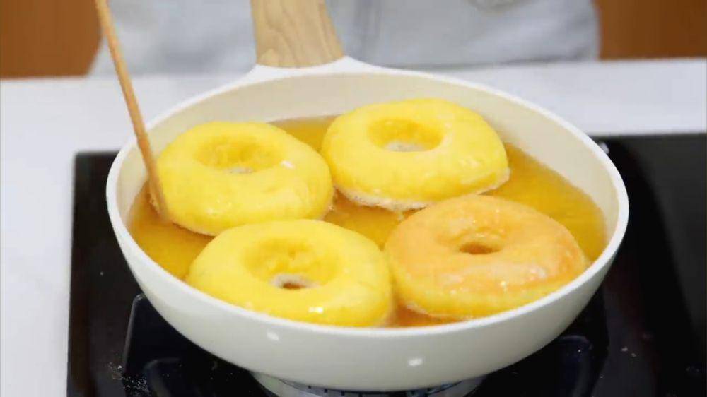 ilustrasi cara membuat donat labu kuning ala chef Luvita Ho (youtube.com/Luvita Ho)
