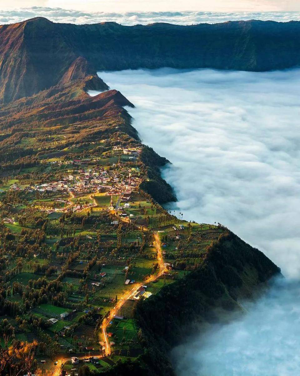 Pemandangan menakjubkan dari Cemoro Lawang, Kabupaten Probolinggo. Instagram/lingkarmalang