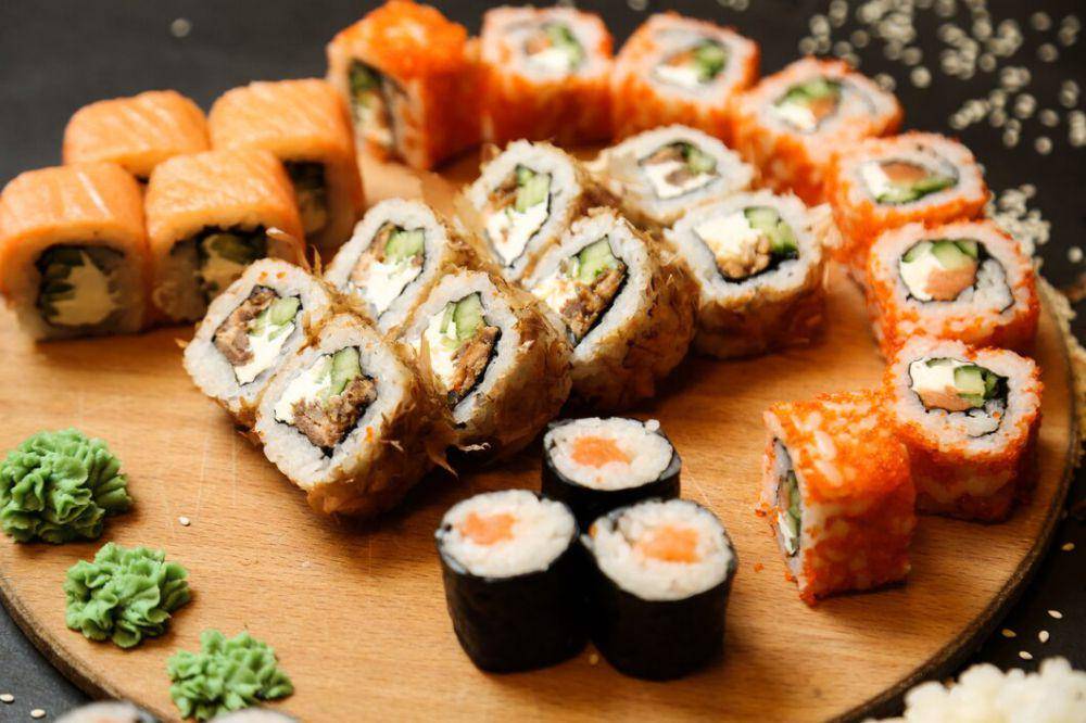 ilustrasi sushi rolls (freepik.com/stockking)