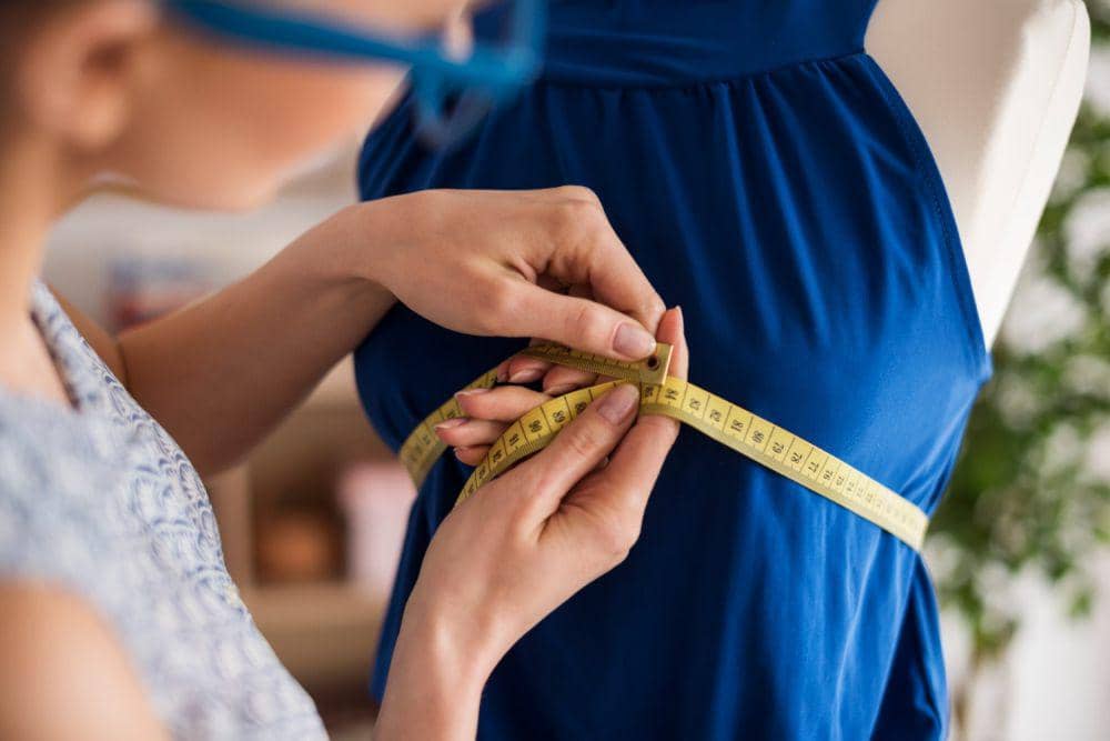 Ilustrasi orang mengukur lebar pinggang (freepik.com/gpointstudio)