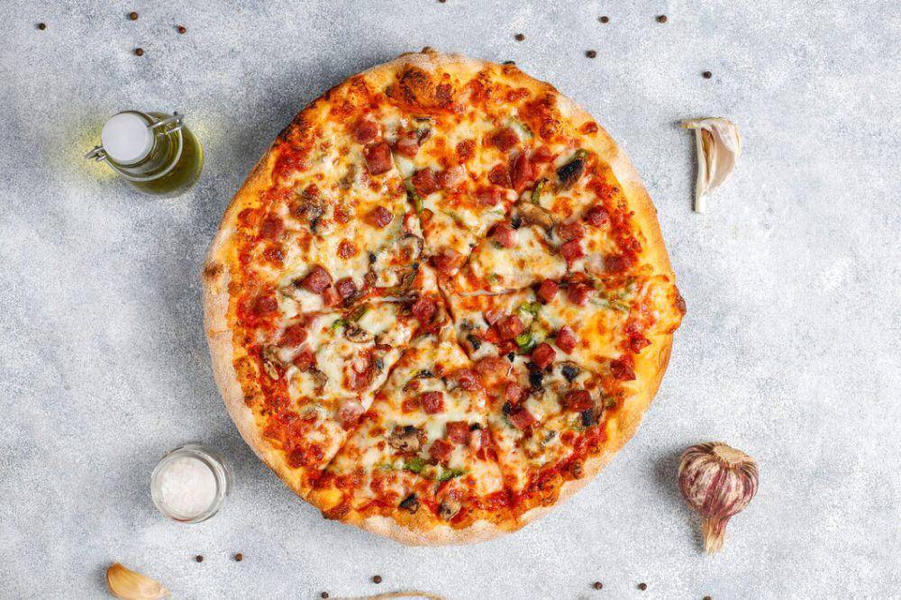 ilustrasi pizza (freepik.com/azerbaijan_stockers)