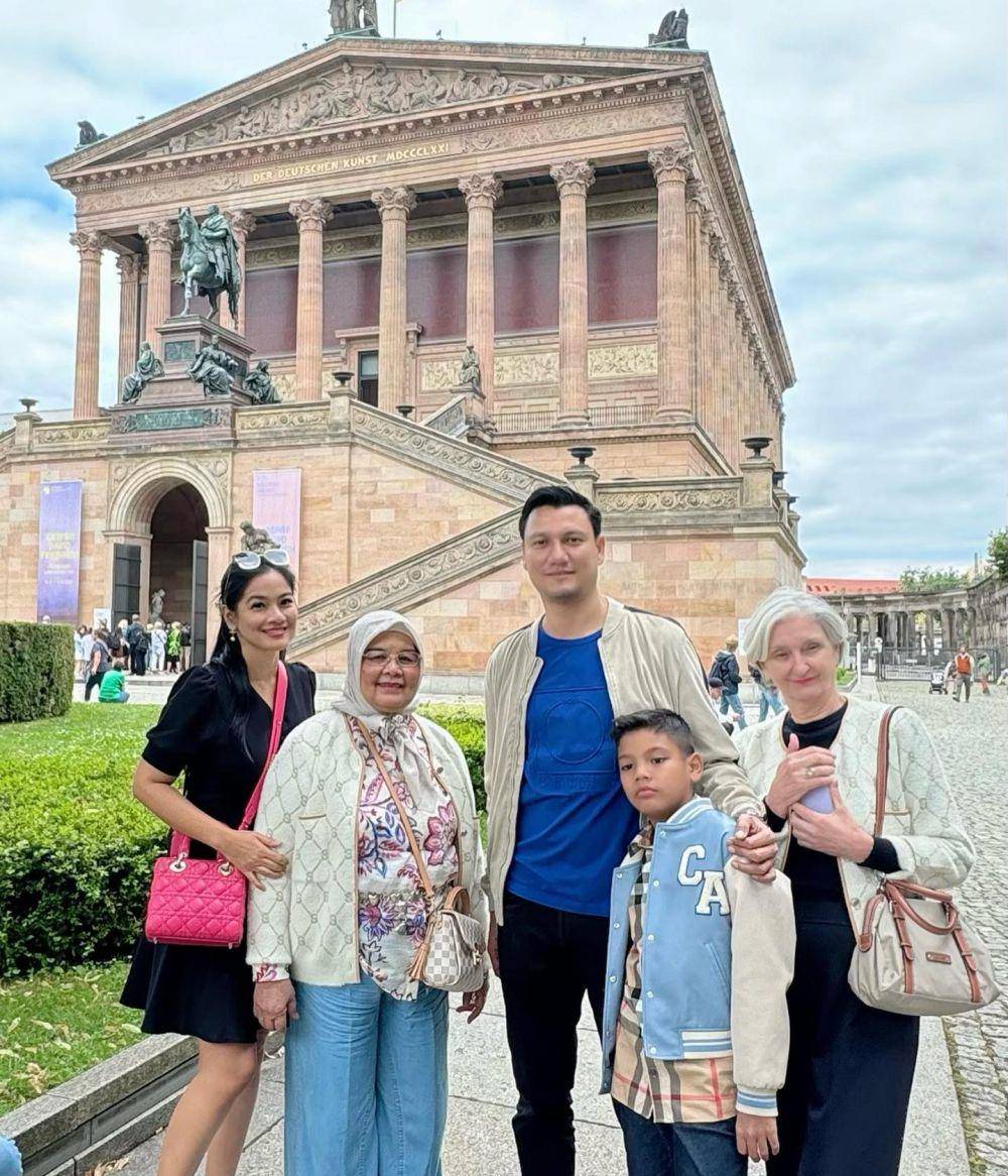 potret Titi Kamal dan keluarga (instagram.com/titi_kamall)