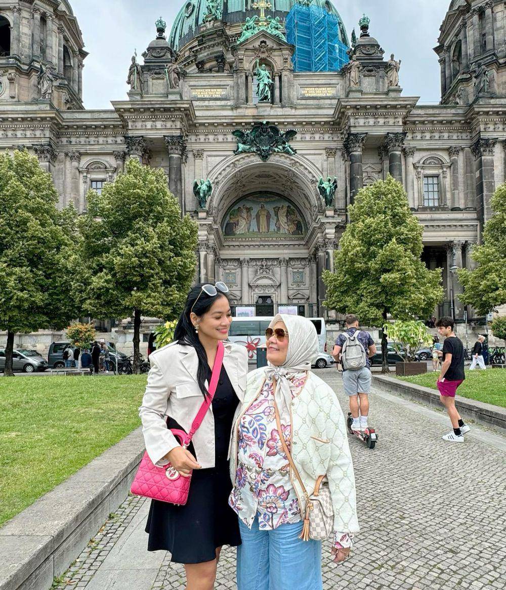 potret Titi Kamal dan keluarga (instagram.com/titi_kamall)