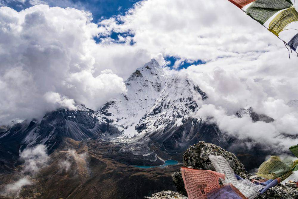 ilustrasi pendakian ke Gunung Everest (unsplash.com/Toomas Tartes)