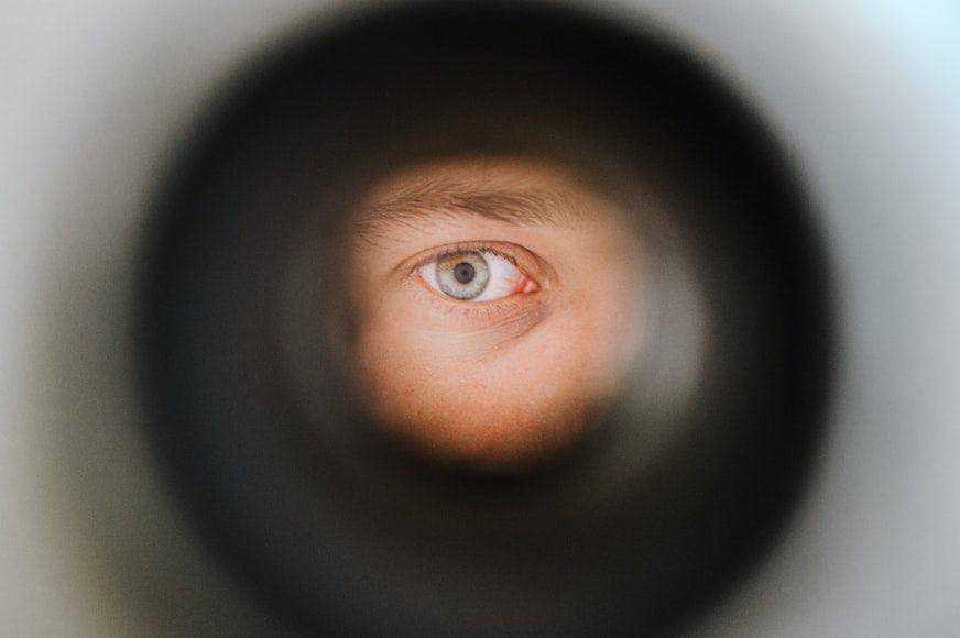ilustrasi pria yang paranoid (unsplash.com/Mario Heller)