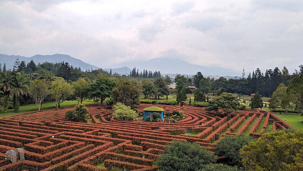 Taman Bunga Nusantara (commons.wikimedia.org/Moch Ikhsan Abdulatip)