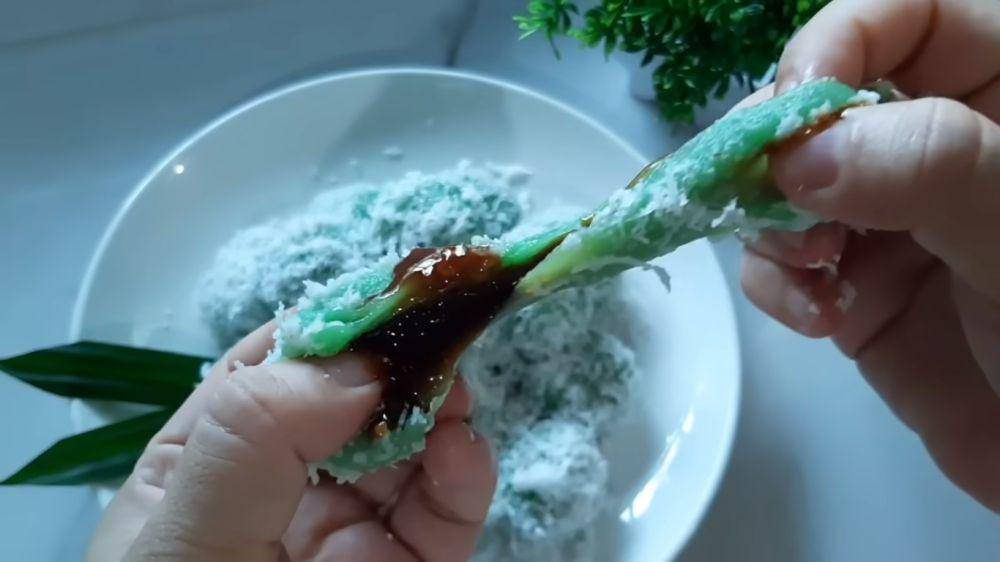 ilustrasi kue klepon yang kenyal dan gulanya lumer (YouTube.com/atha naufal)