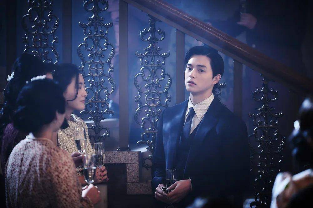 Song Kang di film Escape (instagram.com/plusm_entertainment)