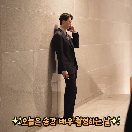 Song Kang di film Escape (instagram.com/plusm_entertainment)