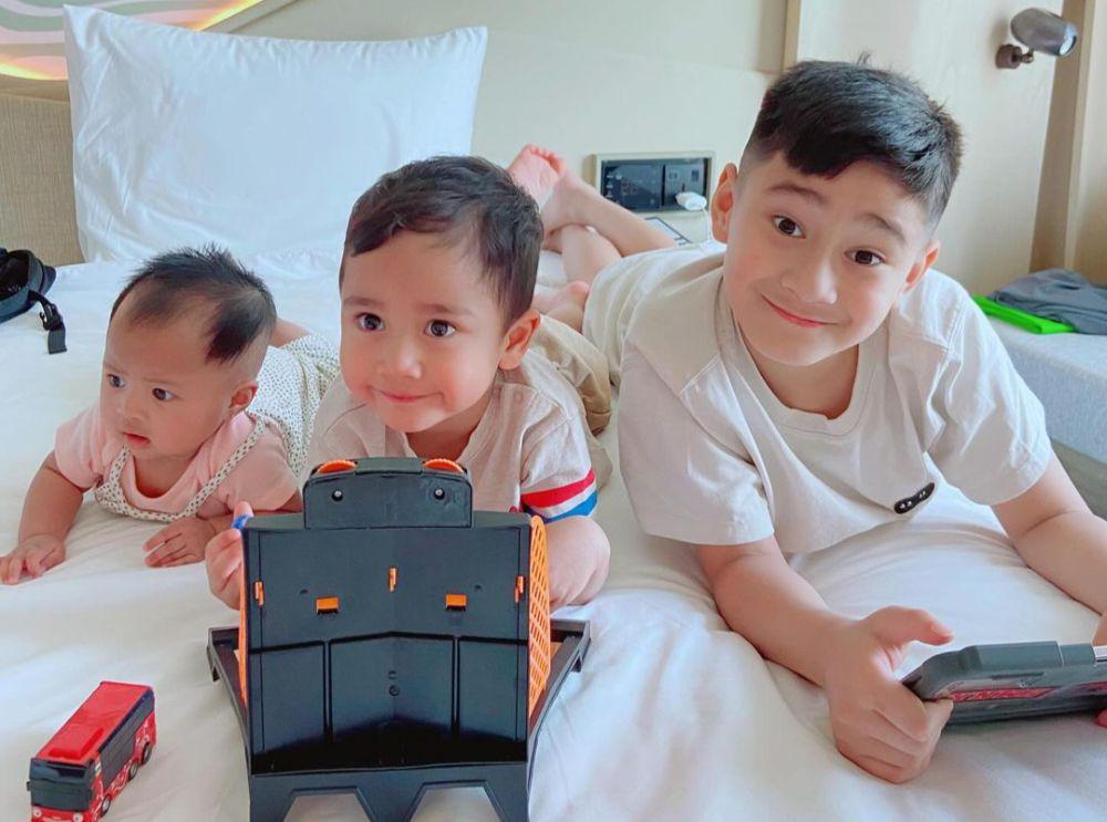 7 Potret Kompak Rafathar, Rayyanza dan Baby Lily Liburan di Bandung