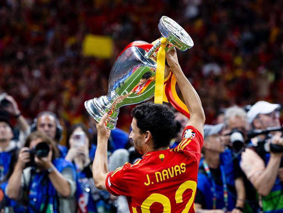 Jesus Navas mengangkat trofi Euro 2024. (instagram.com/sefutbol)