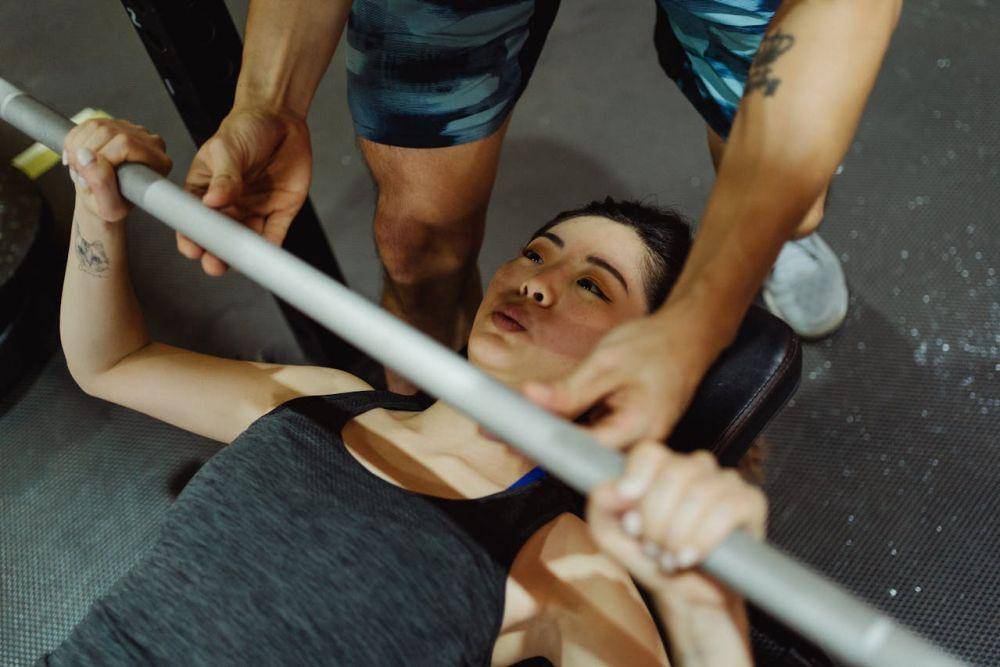 ilustrasi bench press (pexels.com/Ketut Subiyanto)