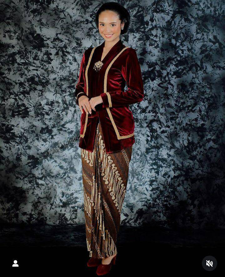 potret Asha Assuncao dengan kebaya Jawa (instagram.com/asha.assuncao)