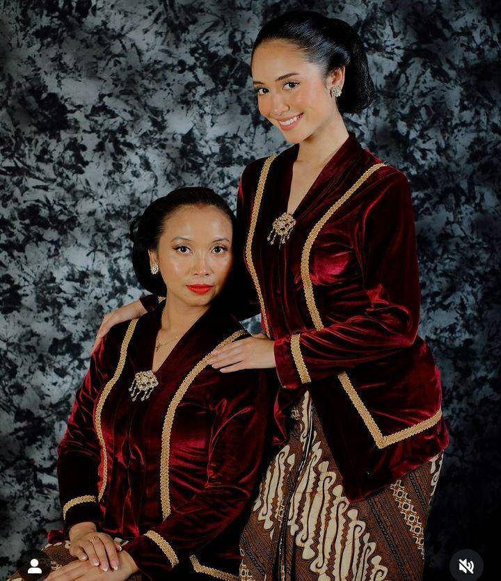 potret Asha Assuncao dengan kebaya Jawa (instagram.com/asha.assuncao)