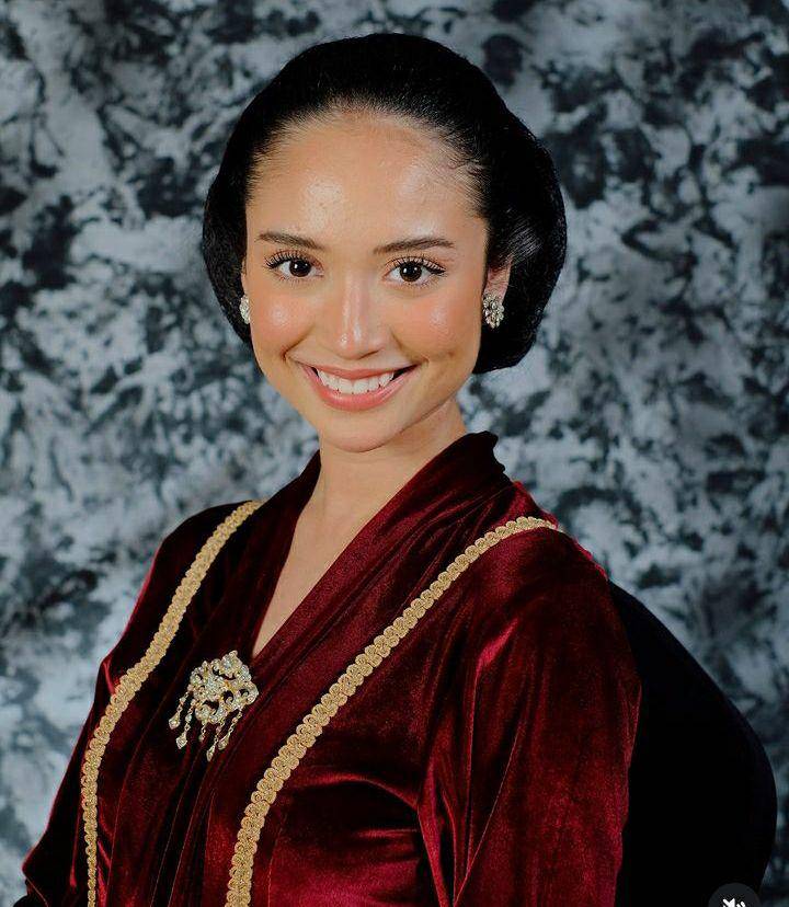 potret Asha Assuncao dengan kebaya Jawa (instagram.com/asha.assuncao)