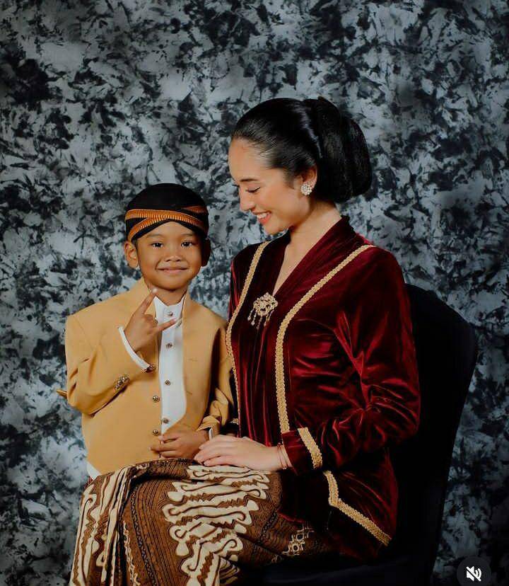 potret Asha Assuncao dengan kebaya Jawa (instagram.com/asha.assuncao)