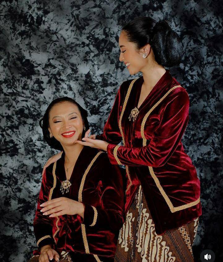 potret Asha Assuncao dengan kebaya Jawa (instagram.com/asha.assuncao)