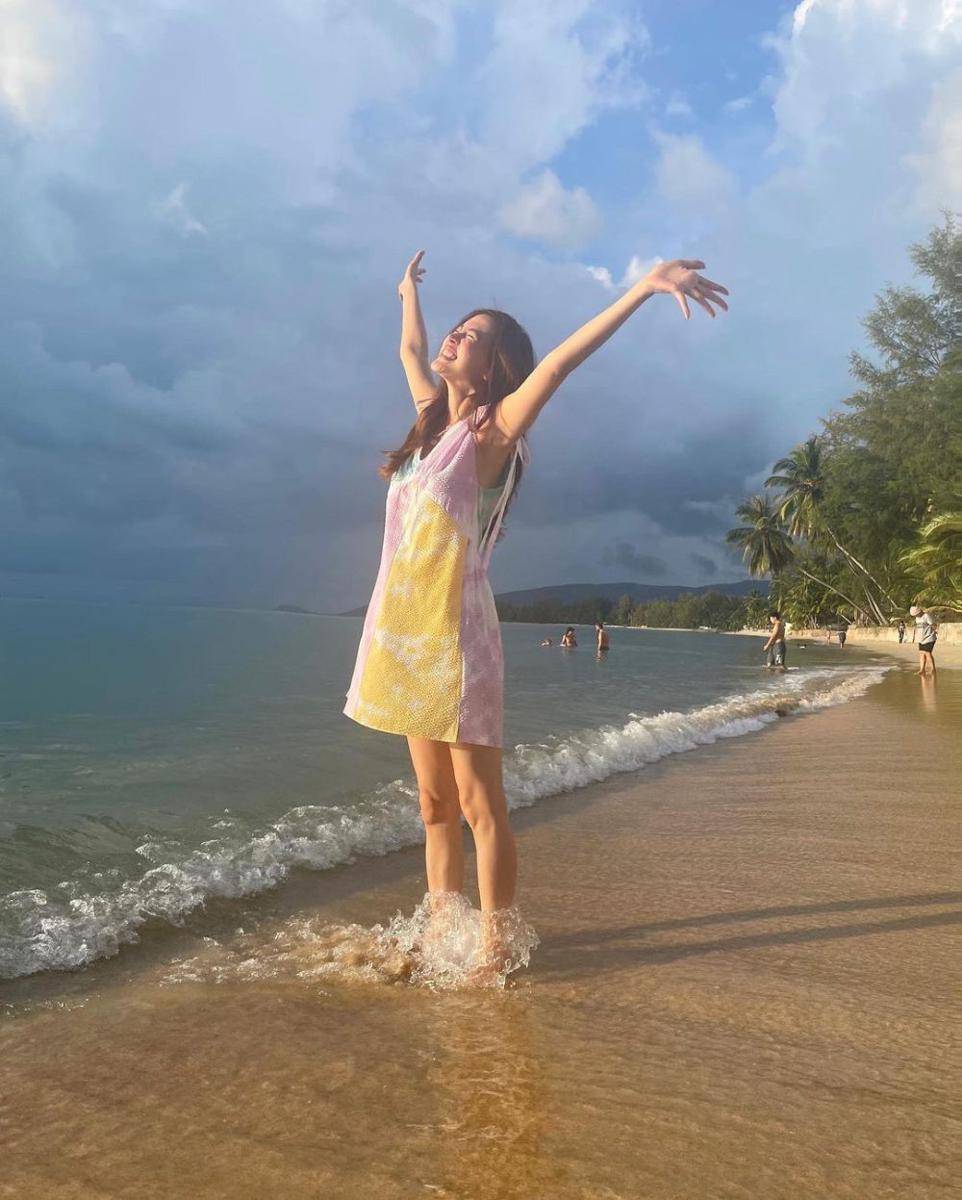 inspirasi beach outfit ala Baifern Pimchanok (instagram.com/baifernbah)
