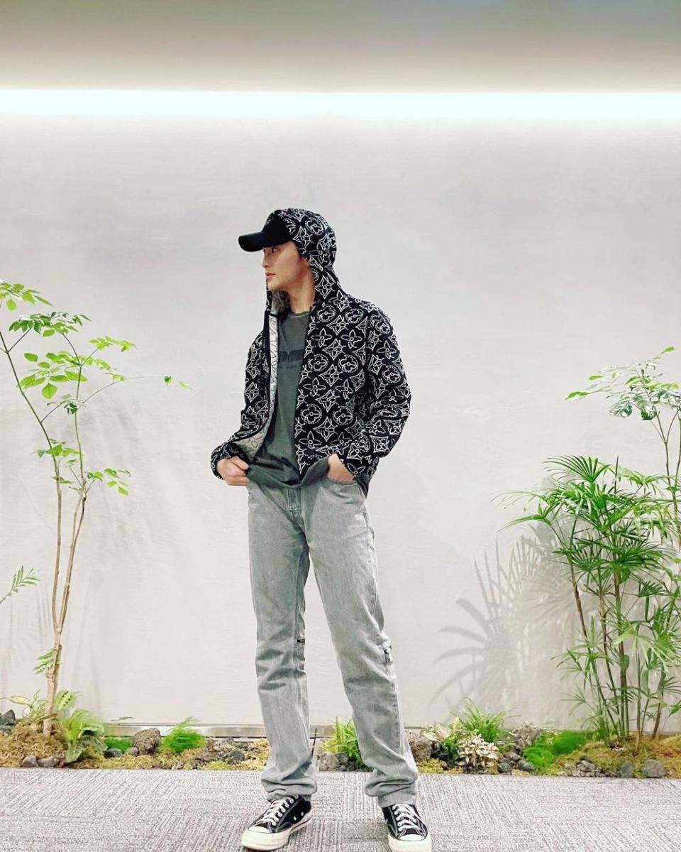 outfit street style ala Mark NCT (instagram.com/onyourm__ark)